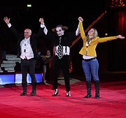 Angermaier Chef Dr. Axel Munz (li.) in der Manege in der 2. Winterspielzeit 2019 (©Foto: Martin Schmitz)
